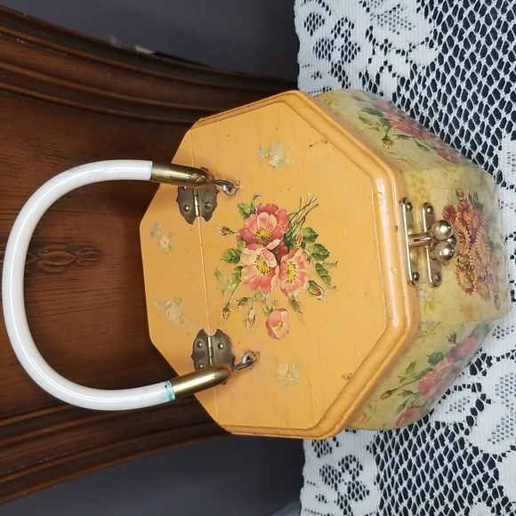 Vintage Gorgeous Handcrafted Wooden Purse with Lucite Handle-Floral - Picture 2 of 9